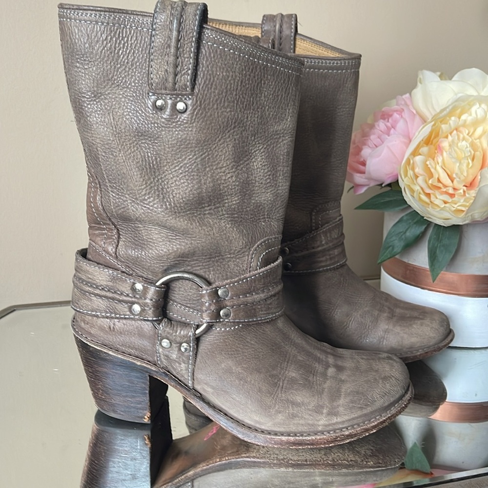 FRYE Women's Carmen Harness Short Taupe Leather Heeled Boots - Picture 5 of 15